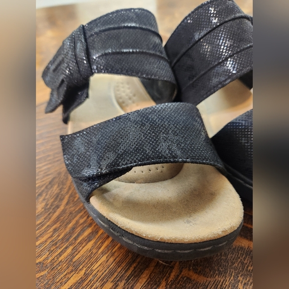 Clarks Slip On Sandals Velcro Adjustable Bow - Picture 2 of 13